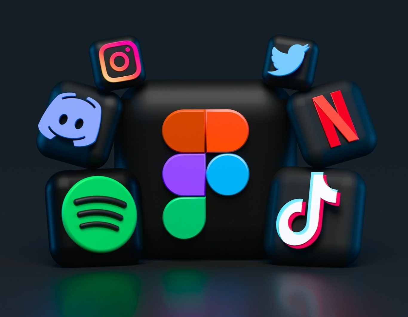 Logotipo de Figma rodeado de íconos de redes sociales y plataformas de streaming.