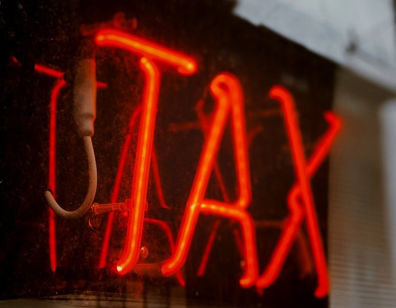 Familia sonriente en un campo, con niños sobre los hombros de los adultos.