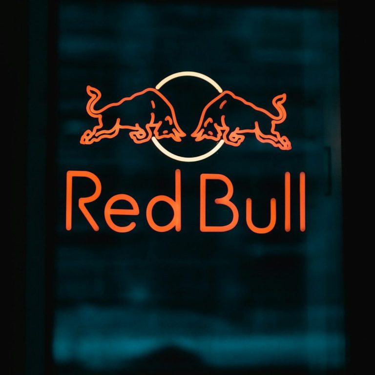 REDBULL Logo de Red Bull con dos toros y el texto en color naranja.