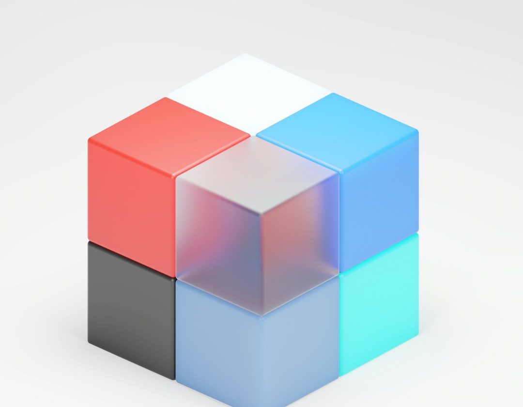 Cubos de colores translúcidos dispuestos en una estructura tridimensional.