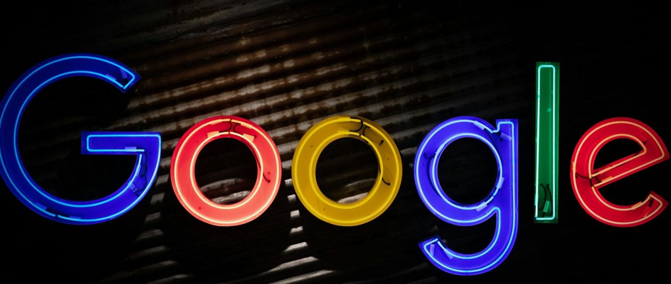Logotipo de Google en colores rojo, amarillo, verde y azul sobre fondo negro.