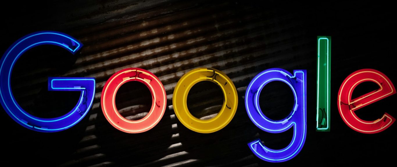 Logotipo de Google en colores rojo, amarillo, verde y azul sobre fondo negro.