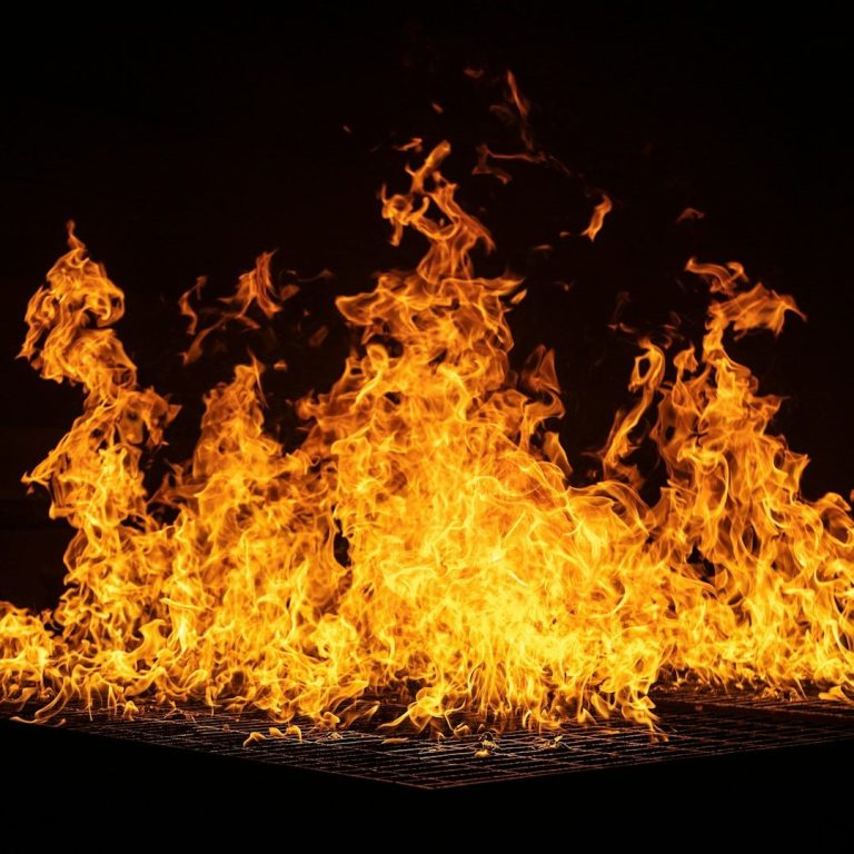 Fuego Llama intensa con lenguas de fuego en tonos naranjas y amarillos.