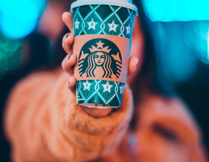 Logo de Netflix con fondo oscuro y letras rojas sobre un cuadrado negro.